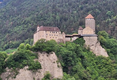 Schloss Dorf Tirol.jpg