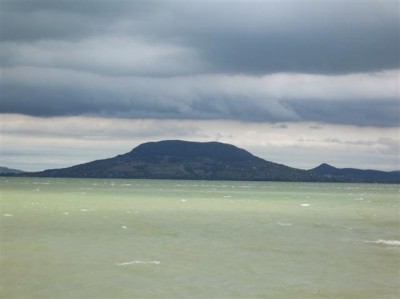 Blick über den Balaton zum Badacsony