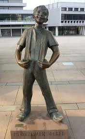 Statue des Pforzemer Seckels auf dem Marktplatz in Pforzheim