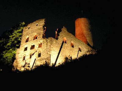 Die bei Nacht angestrahlte strahlende Strahlenburg