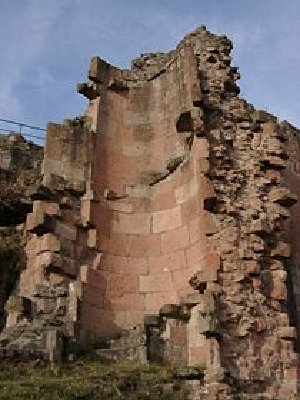 Das tief im Tal des Hochspeyerbachs gelegene Dörfchen Neidenfels gehört zu jenen Gemeinden im  Pfälzerwald, die mehr als eine Burgruine aufweisen können:            Neidenfels und Lichtenstein