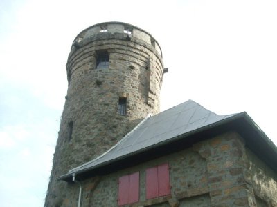 Geheimer Turm mit Tankstelle...