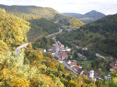 Blick vom Kostenfels auf Rinnthal und das Queichtal Richtung Annweiler