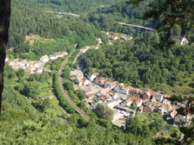 Blick vom Mühlfelsen auf Rinnthal und das Queichtal Richtung Nordwesten